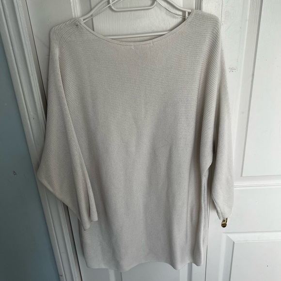 Mix of sweaters, long sleeves, and shorts !! Msg me & i can post individually - Picture 10 of 16